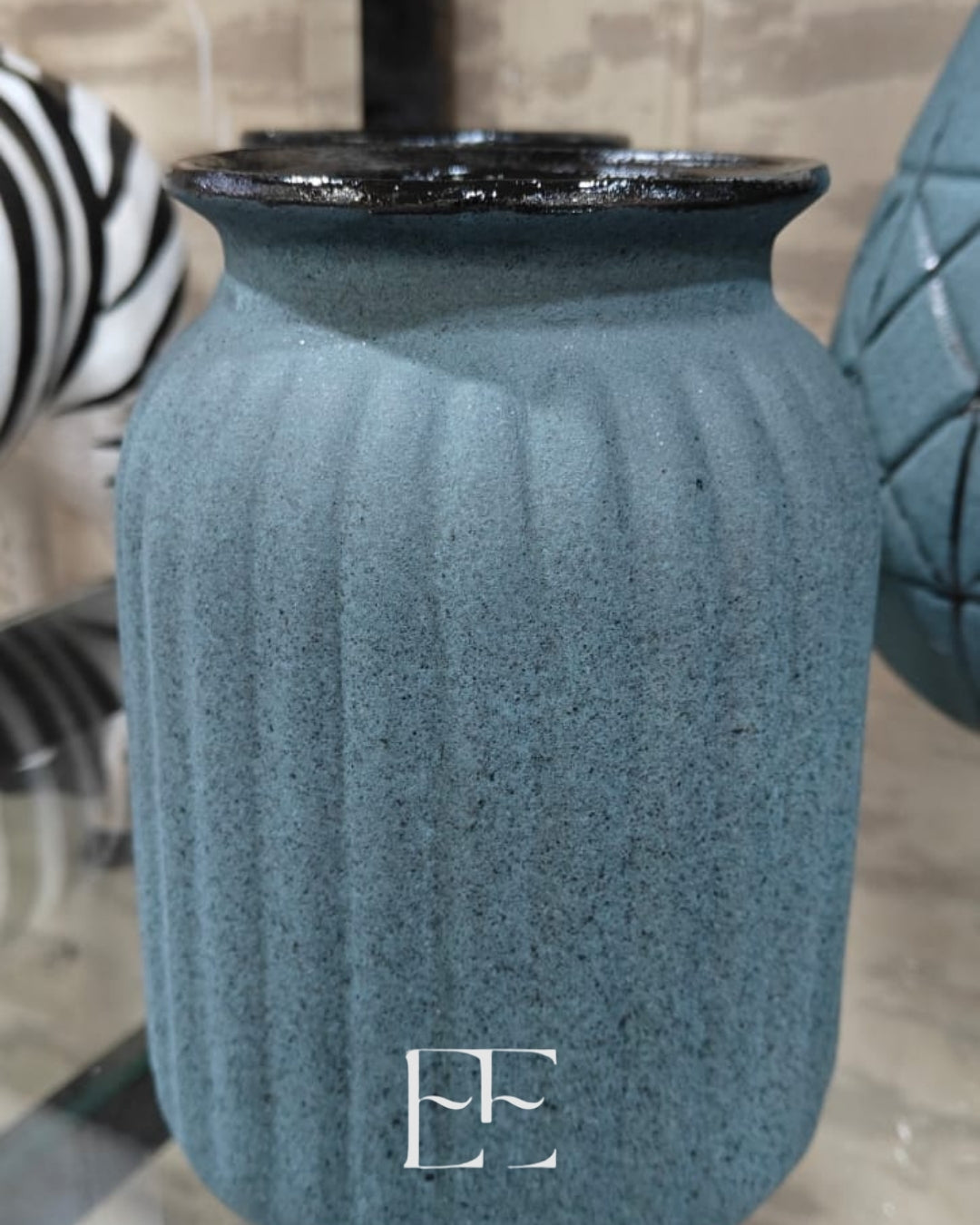 A076 Raisin Rounded Flower Pot