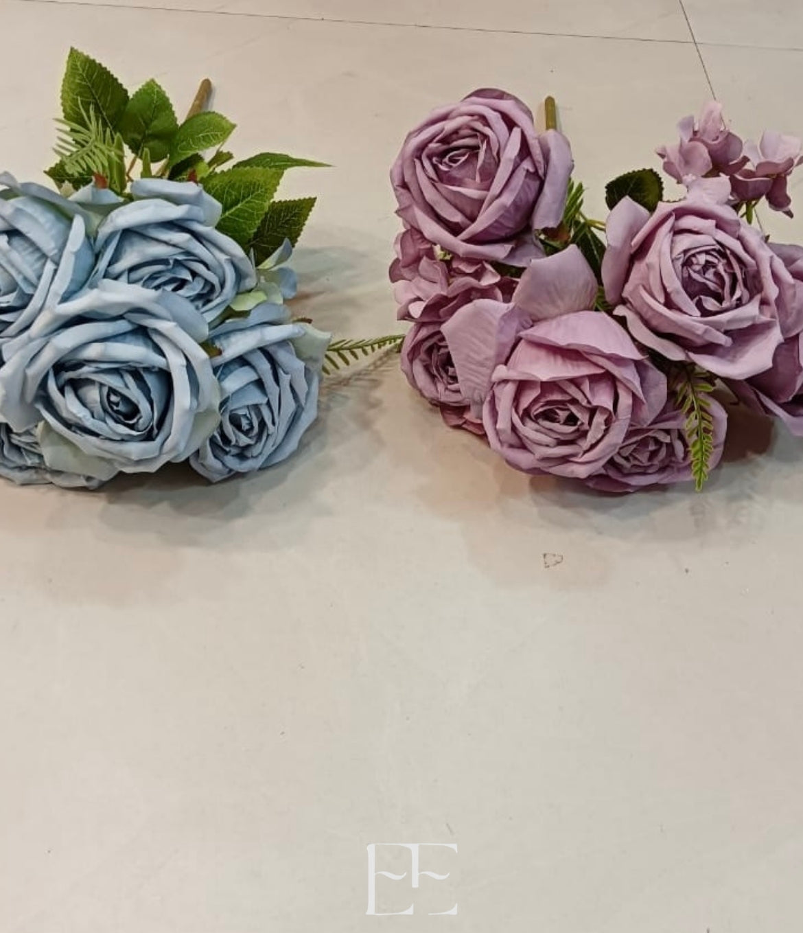 A123 6 Open head rose bunch x 3 green fillers