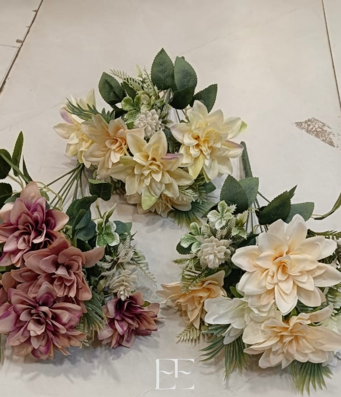 A161 Bunch x 6 flowers & 3 fillers